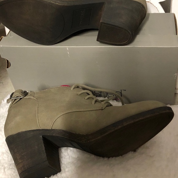 Lace up Aankle booties with block heel. - Picture 2 of 3